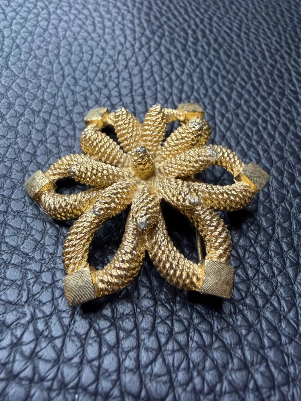 Vintage 1960s Monet Gold Tone Flower Floral Brooch 2